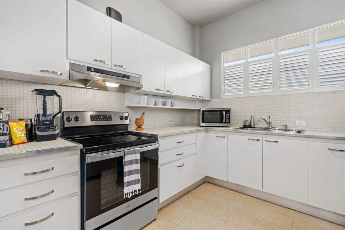 Kjøleskap, mikrobølgeovn, ovn og kokeplater