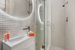 Badewanne, Haartrockner, Shampoo, Toilettenpapier