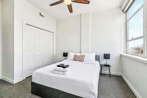 2 bedrooms, desk, iron/ironing board, WiFi - Modern Downtown High-Rise Apartment (Baton Rouge)