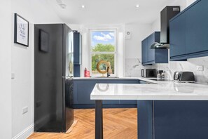 Kühlschrank, Mikrowelle, Ofen, Herdplatte