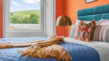 4 bedrooms, iron/ironing board, WiFi, bed sheets