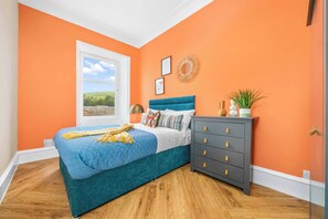 4 habitaciones, tabla de planchar con plancha, wifi y ropa de cama 