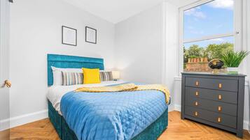 4 bedrooms, iron/ironing board, WiFi, bed sheets