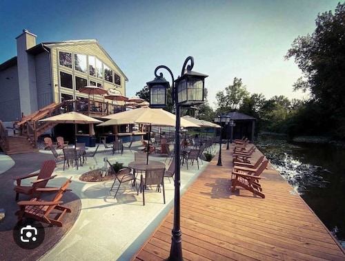 Buckeye Lake Cabin | Hot Tub & Large Porch