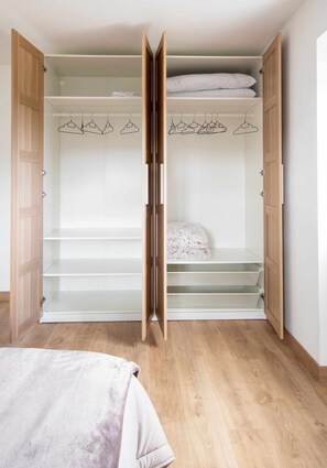 4 bedrooms, iron/ironing board, travel cot, WiFi - AG Anema house 10 guests, 2km from Razo surf beach (Razo Da Costa)