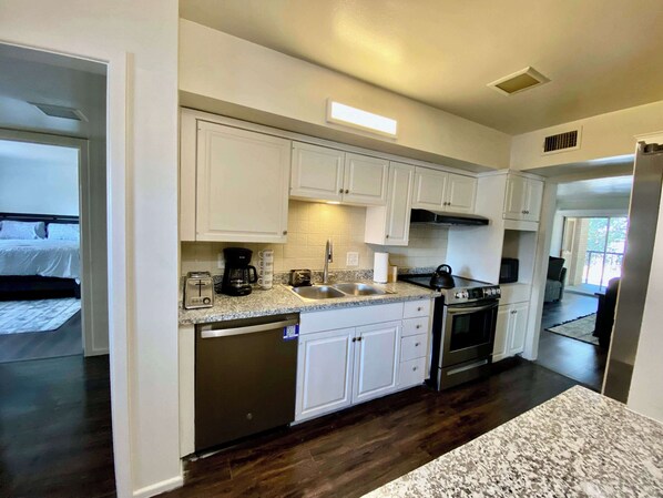 Een koelkast, een magnetron, een oven, een kookplaat