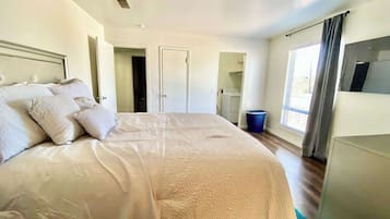 3 habitaciones, escritorio, tabla de planchar con plancha y wifi