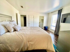 3 slaapkamers, een bureau, een strijkplank/strijkijzer, wifi