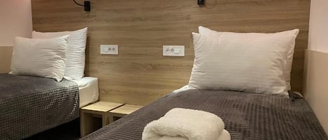 Eenvoudige kamer, 1 twee- of 2 eenpersoonsbedden, 2 eenpersoonsbedden, niet-roken | Een kluis op de kamer, een bureau, geluiddichte muren