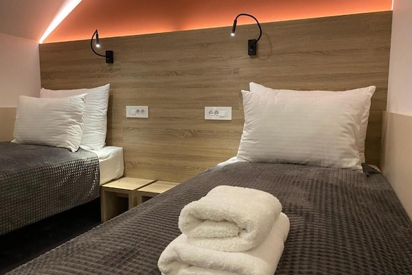 Basic Double or Twin Room, 2 Katil Bujang (Single), Non Smoking | Peti besi dalam bilik, meja, kalis bunyi, seterika/papan seterika