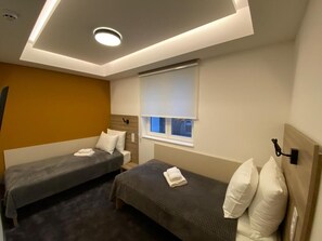 Caja de seguridad en la habitación y escritorio 