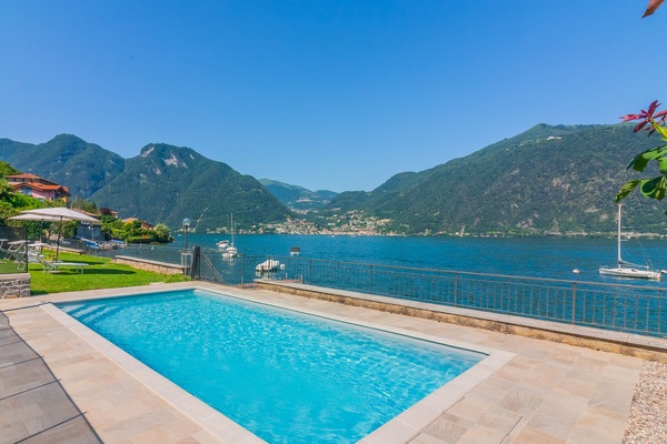 Piscina stagionale all'aperto, lettini