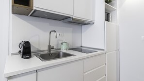 Apartamento (3 Bedrooms) | Cocina privada | Frigorífico, microondas, hervidor eléctrico y mesa de comedor