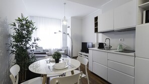 Apartment (3 Bedrooms) | Private kitchen | Fridge, microwave, electric kettle, dining tables - Italianway - San Marco 1 (Milan)