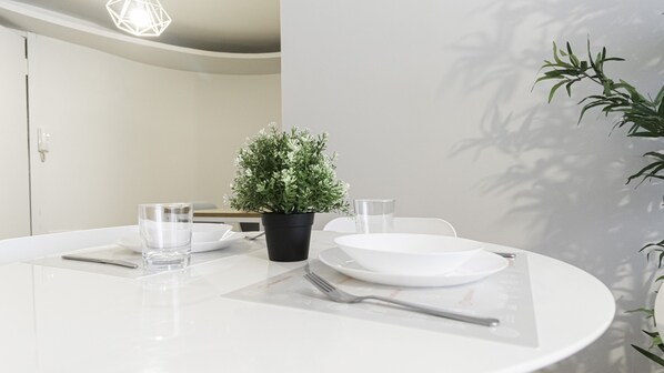 Apartamento (3 Bedrooms) | Zona de estar | Smart TV de 32 pulgadas con canales por satélite