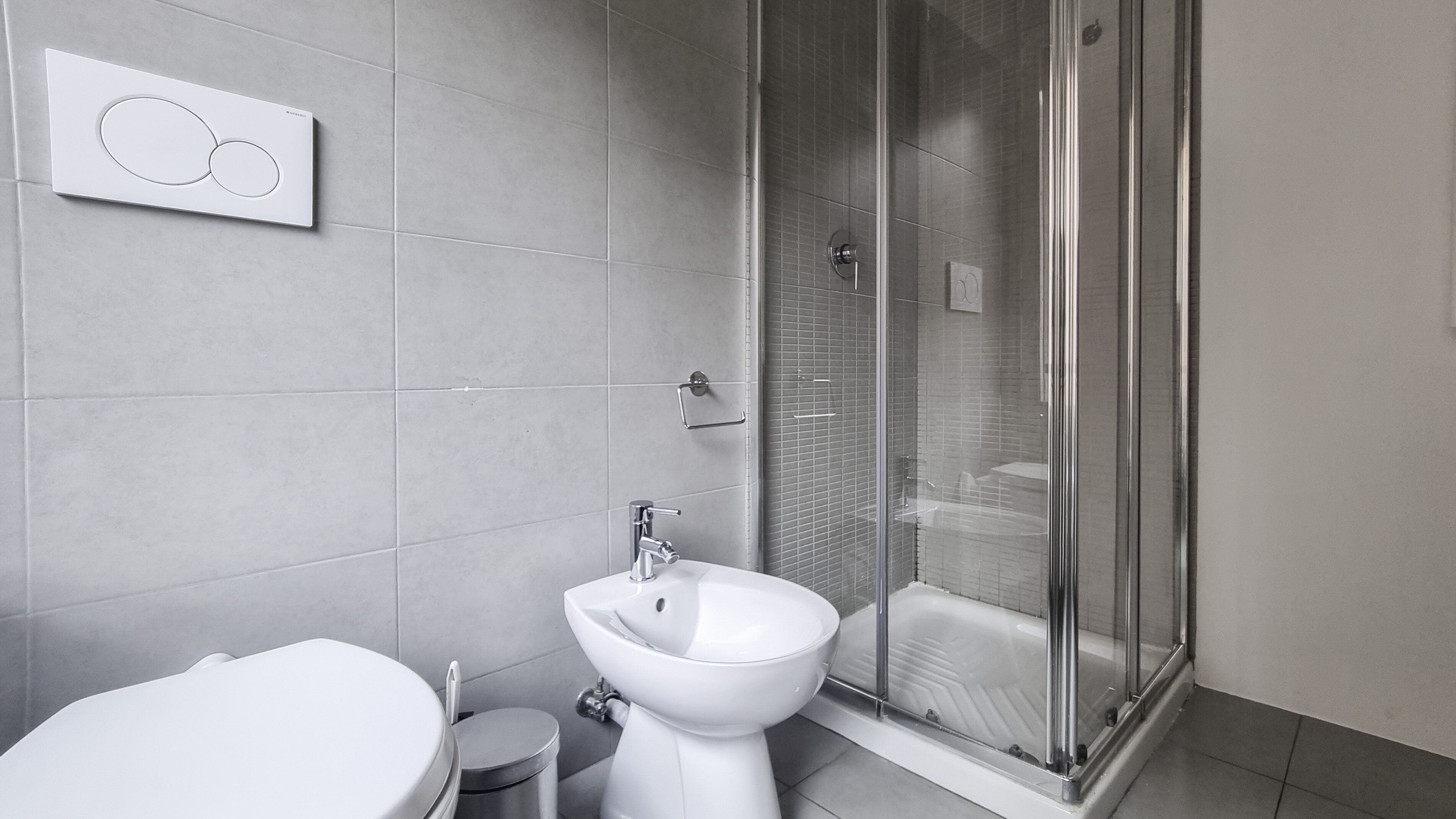 Apartament (3 Bedrooms) | Bany | Dutxa, assecador de cabells, bidet i tovalloles 