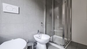 Apartment (3 Bedrooms) | Bilik Mandi | Pancuran mandi, pengering rambut, bidet, tuala disediakan 