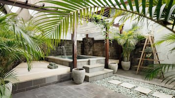 Villa familiar, 4 habitaciones, alberca privada | Área de sala de estar | Smart TV de 42 pulgadas con canales por cable