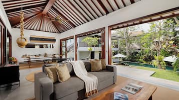 Villa familiar, 4 habitaciones, alberca privada | Área de sala de estar | Smart TV de 42 pulgadas con canales por cable