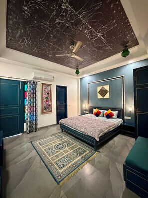 Deluxe Double Room | Living area - Shiv Kothi - Homestay (Agra)
