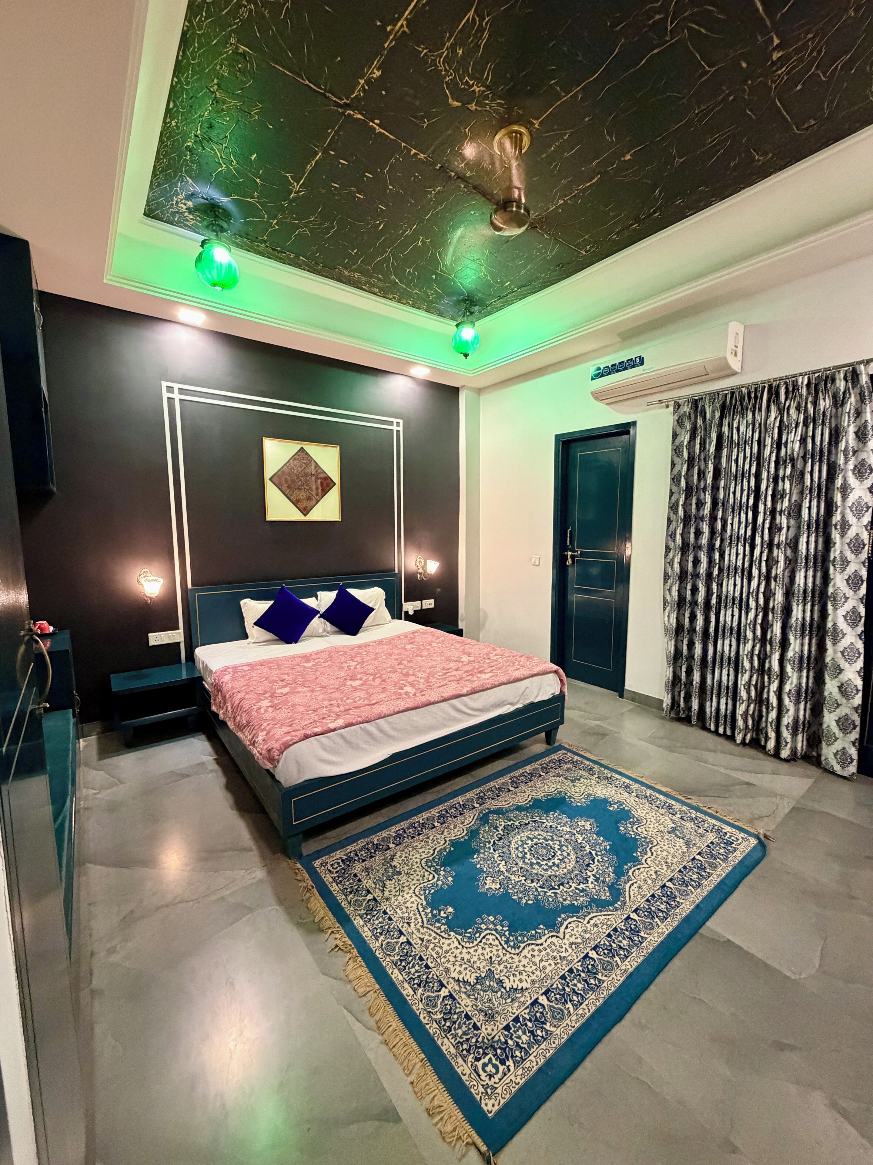 Deluxe Room | Living area