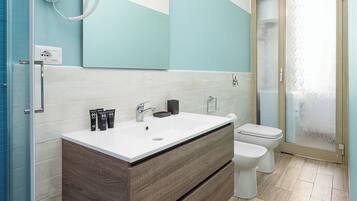 Studio Classique | Salle de bain | Douche, sèche-cheveux, bidet, serviettes fournies
