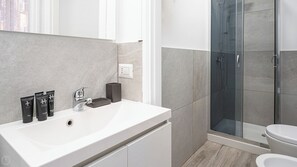 Apartment (1 Bedroom) | Bathroom | Shower, hair dryer, bidet, towels - Italianway - Monza 39 (Milan)