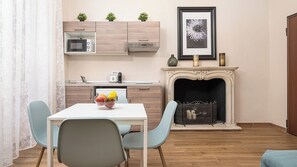 Apartment (1 Bedroom) | Esszimmer
