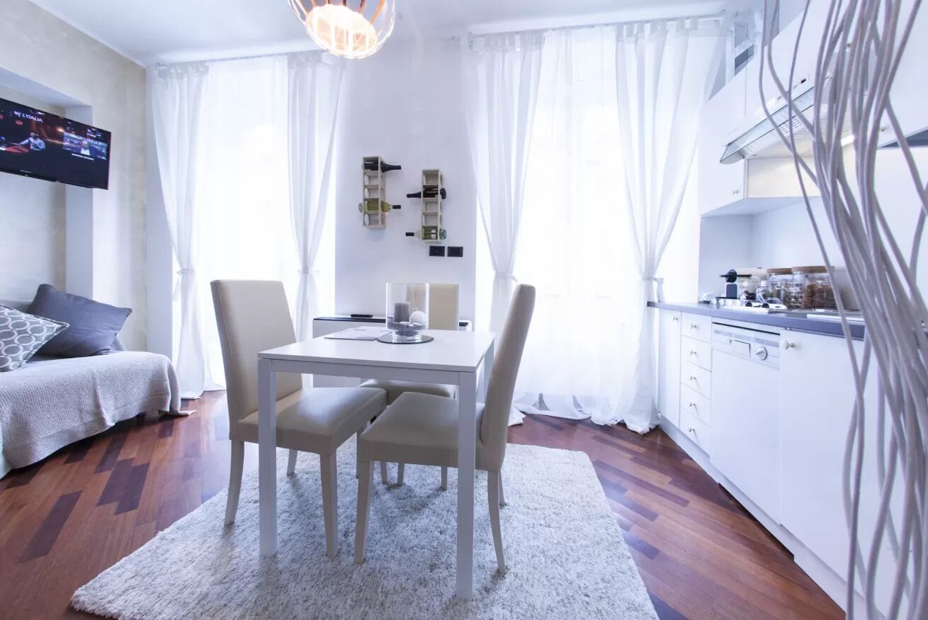 Design Studio (1 Bedroom) | Dining room