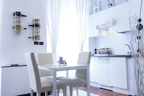 Design studio (1 Bedroom) | Privékeuken | Een koelkast, een microgolfoven, een oven, een waterkoker