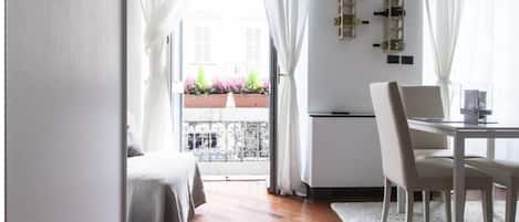 Design-Studio (1 Bedroom) | Esszimmer