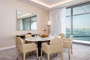 Apartment | Dining - The Palm Tower Skyline View 2 Bedroom in Dubai (Dubai)