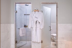 Apartment | Bathroom | Separate bathtub and shower, deep-soaking bathtub, hair dryer, towels - The Palm Tower Skyline View 2 Bedroom in Dubai (Dubai)