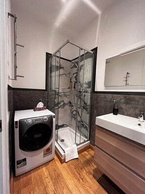 Dusche, Haartrockner, Bidet, Handtücher