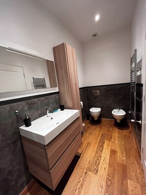 Shower, hair dryer, bidet, towels - Quiet downtown with Torrigiani - San Frediano garden view. (Firenze)