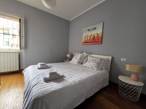2 bedrooms, desk, iron/ironing board, travel cot - Quiet downtown with Torrigiani - San Frediano garden view. (Firenze)