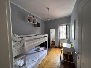 2 bedrooms, desk, iron/ironing board, travel cot - Quiet downtown with Torrigiani - San Frediano garden view. (Firenze)