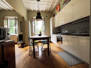 Fridge, microwave, oven, stovetop - Quiet downtown with Torrigiani - San Frediano garden view. (Firenze)