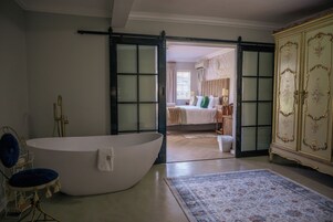 奢华双人房或双床房, 露台, 一层 | 浴室 | 吹风机、肥皂、洗发水、卫生纸