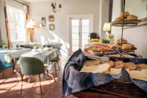 Free daily continental breakfast - Rozenburg Guesthouse (Stellenbosch)