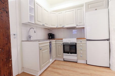 Refrigerador con freezer, microondas, lavavajillas, cafetera/tetera