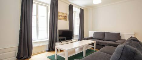 アパートメント 2 ベッドルーム | リビング エリア | 40 インチのテレビ (ケーブル放送視聴可)