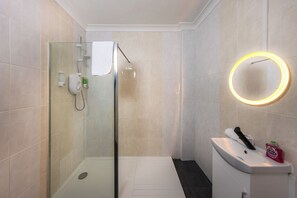 Shower, hair dryer, towels, soap - Calton Hill Victorian Old Town Apartment (Edinburgh)