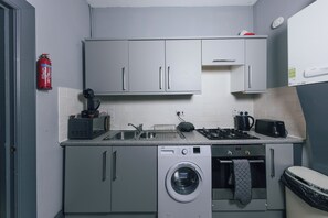 Fridge, microwave, oven, stovetop - Calton Hill Victorian Old Town Apartment (Edinburgh)