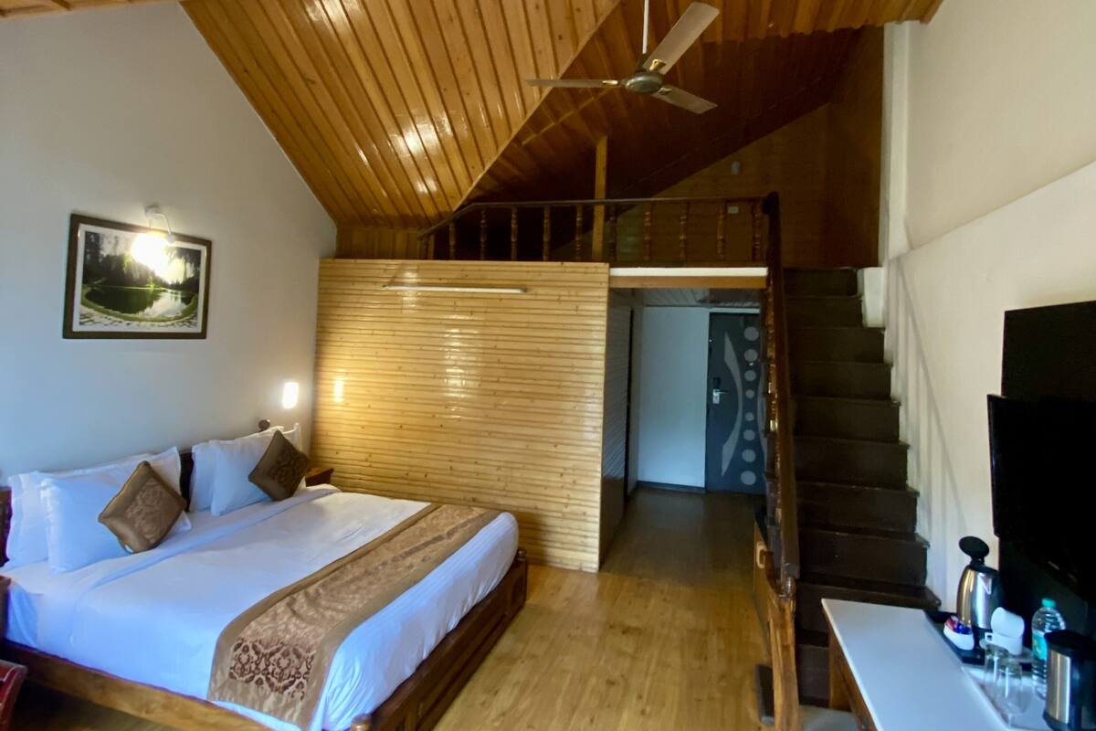 Habitación Deluxe | Ropa de cama de alta calidad, tabla de planchar con plancha, wifi gratis