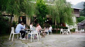 BBQ/picnic area - Oakwood Hamlet Resort - Shoghi - Shimla (Kandaghat)