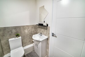 Apartment | Bathroom | Shower, towels - Leicester - Apartment - Sleeps 2 - 97ws (Leicester)