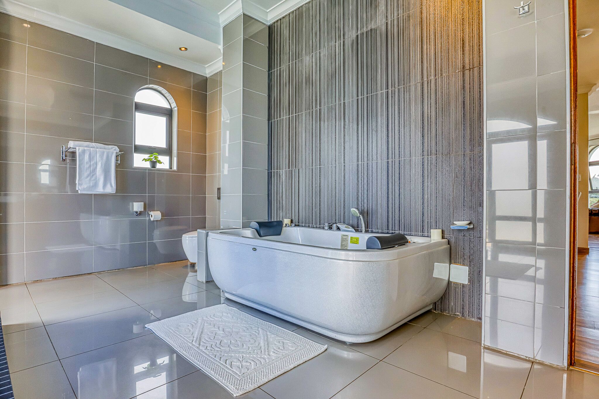 presidential room | bathroom | separate bathtub and shower, deep-soaking bathtub, free toiletries