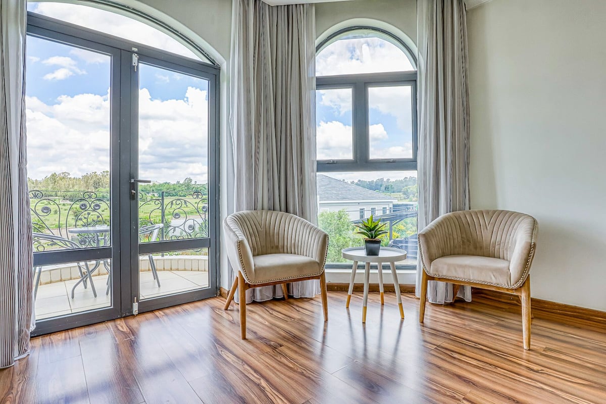 Quarto casal luxo | Área de estar | Smart TV 40 polegadas com canais a cabo, Netflix, serviços de streaming