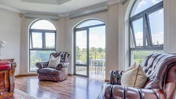 Presidential Room | Living area | 40-inch Smart TV with cable channels, Netflix, streaming services